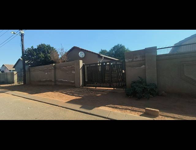 3 BEDROOM HOUSE FOR SALE IN PROTEA GLEN